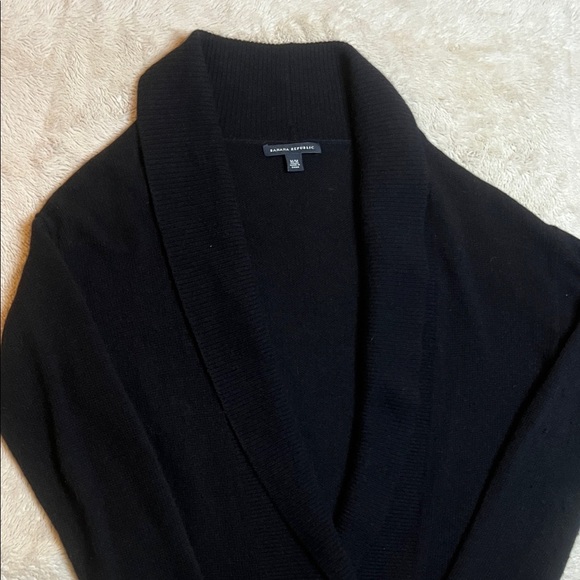 Banana Republic Extra Fine Merino & Angora Blend Black Deep V-Neck Sweater sz M - Picture 3 of 9